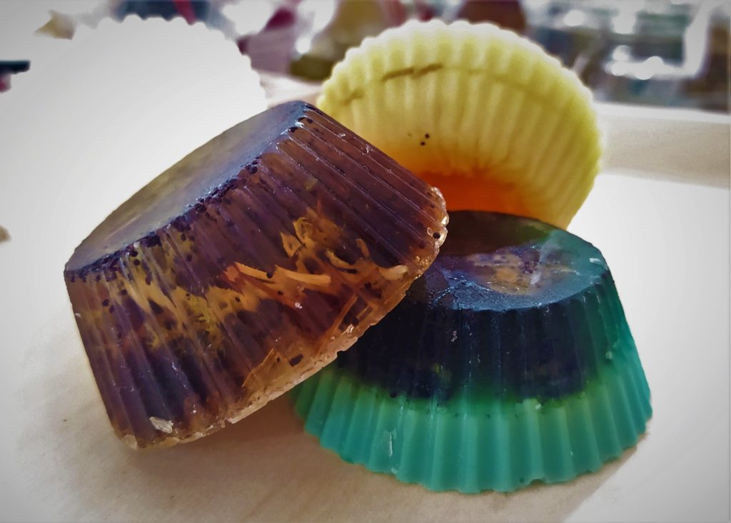 Obraz przedstawiający ręcznie robione kolorowe mydła
